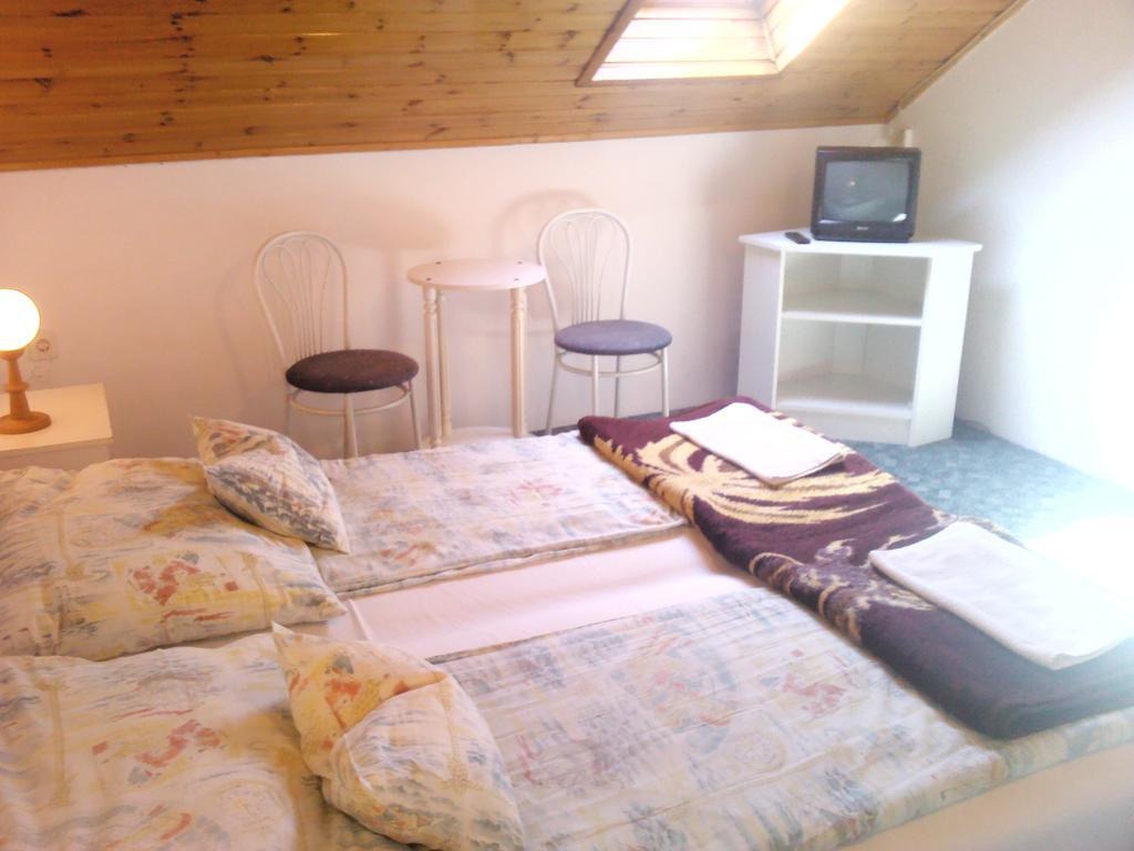 Napfeny Apartment Keszthely Quarto foto