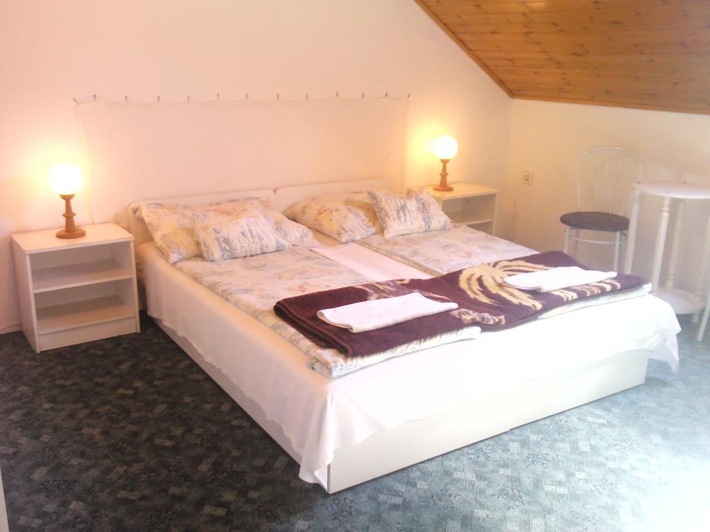 Napfeny Apartment Keszthely Quarto foto